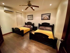 3 habitaciones, escritorio, tabla de planchar con plancha y wifi gratis