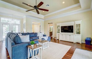 Living area - 4-bedroom house in charming Bradenton, with private pool, spa, and boat dock. (Bradenton)