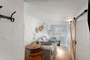 TV, fireplace - Vacation Home 'Mi Candela' with Private Terrace and Wi-Fi (Valleseco)