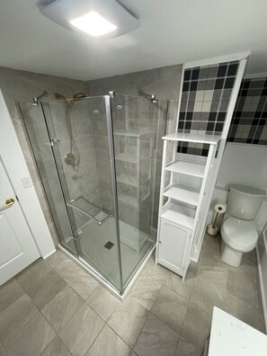 Shower, towels, soap, shampoo - Cozy 2-bedroom carriage apartment Saratoga Springs part of the Lincoln property (Saratoga Springs)