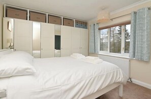 2 bedrooms, travel crib, WiFi, bed sheets