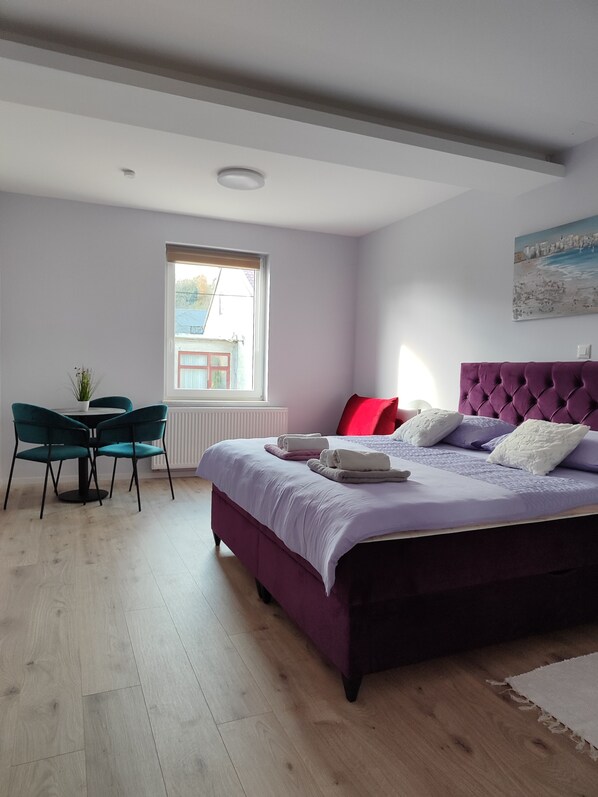 1 Schlafzimmer, Schreibtisch, Bügeleisen/Bügelbrett, Reisekinderbett