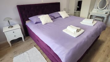 1 quarto, escrivaninha, ferros/tábuas de passar roupa, berço de viagem