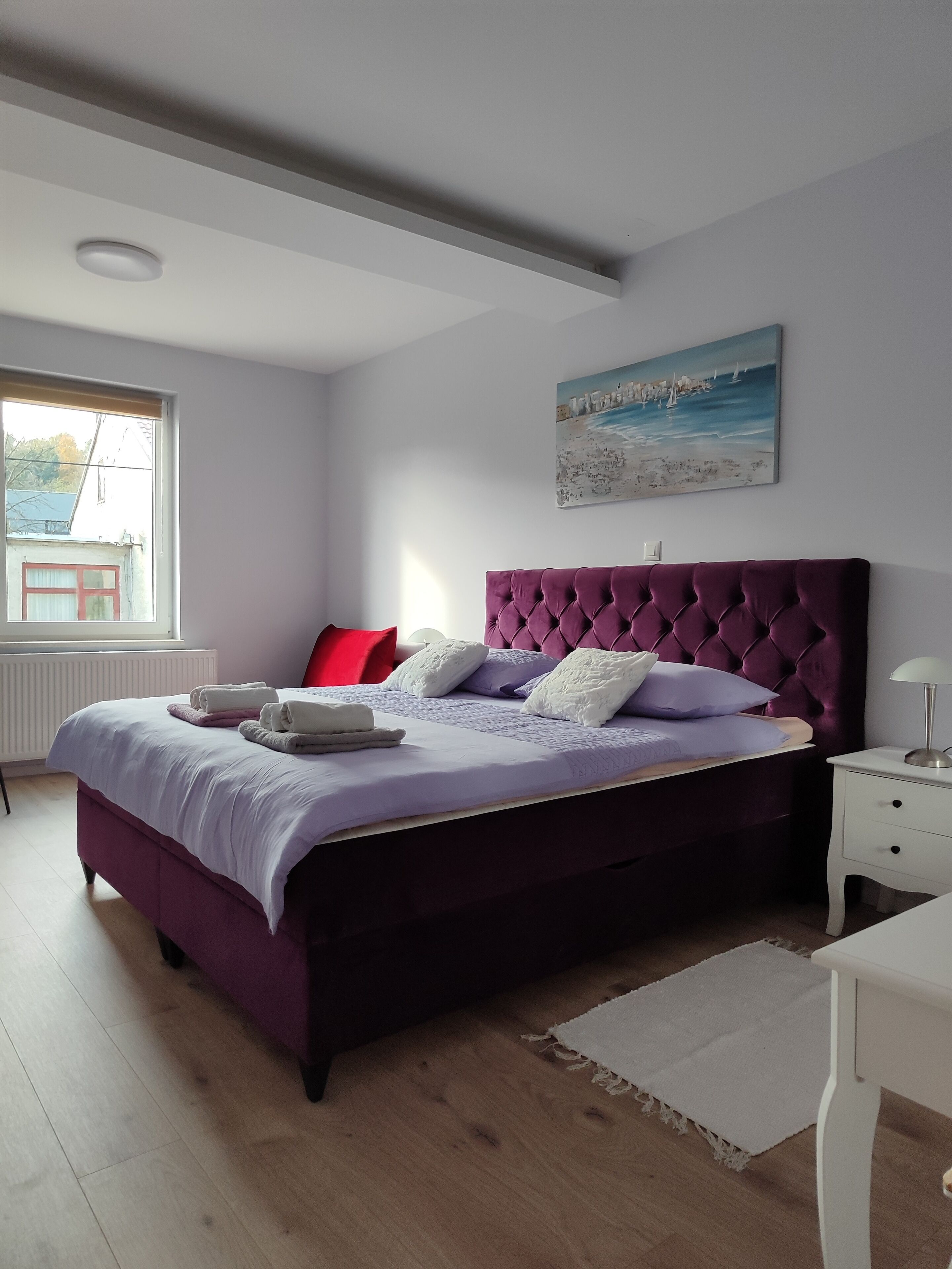 1 chambre, bureau, fer et planche à repasser, lit parapluie