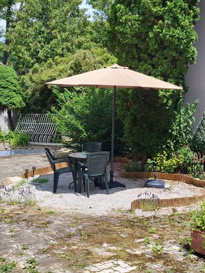 Outdoor dining - Cozy 4star  studio with AC, fitness room, hottube , WiFi in enjoyable Zagreb (Zagreb)