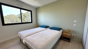 2 bedrooms, desk, iron/ironing board, travel crib