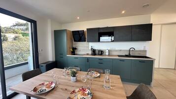 Réfrigérateur, micro-ondes, four, plaque de cuisson