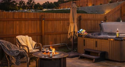 Private hot tub / Close to town / Cozy and pet friendly