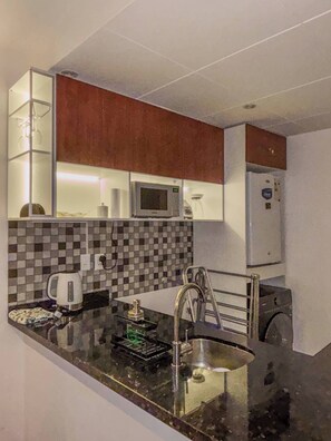 Réfrigérateur, micro-ondes, plaque de cuisson, lave-vaisselle