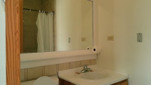 Basic Room | Bathroom