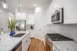 冷蔵庫、電子レンジ、オーブン、コンロ