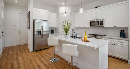 Music Themed 2-Story/3-Bedroom - Near Downtown