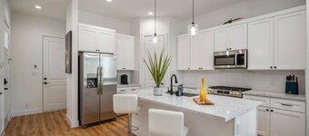Music Themed 2-Story/3-Bedroom - Near Downtown