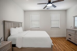 3 bedrooms, iron/ironing board, WiFi, bed sheets - Music Themed 2-Story/3-Bedroom - Near Downtown (Houston)