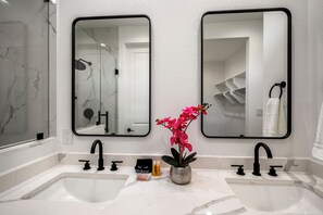 Shower, hair dryer, towels, soap - Music Themed 2-Story/3-Bedroom - Near Downtown (Houston)