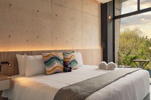 Rom – deluxe, 1 kingsize-seng, balkong, byutsikt | Sengetøy av topp kvalitet, minibar, safe på rommet og blendingsgardiner