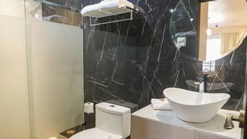 Suite Comfort, balcone | Bagno | Doccia, sapone, shampoo, carta igienica