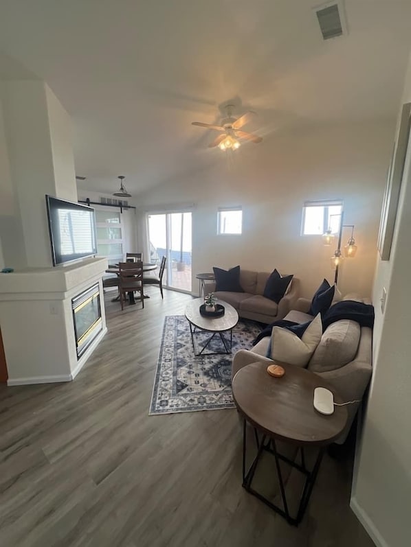 スマートテレビ、暖炉