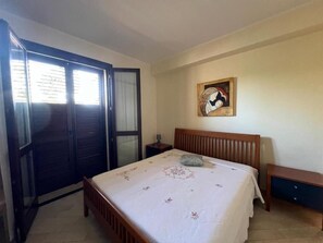 3 habitaciones, tabla de planchar con plancha y ropa de cama 