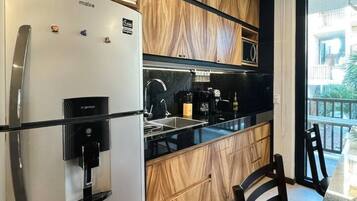 Køleskab, mikrobølgeovn, kogeplade, kaffe-/temaskine