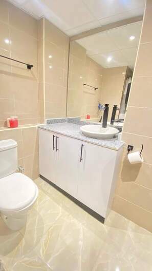 Studio Apartment R-N304 | Bathroom | Bathrobes, towels, soap, shampoo - Florenza Khamsin Resort (Hurghada)