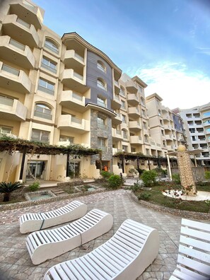 3 piscines extérieures, cabanons gratuits, parasols de plage