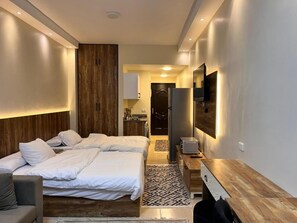 Junior studio, uitzicht op zwembad | Een bureau, een laptopwerkplek, een strijkplank/strijkijzer, gratis wifi