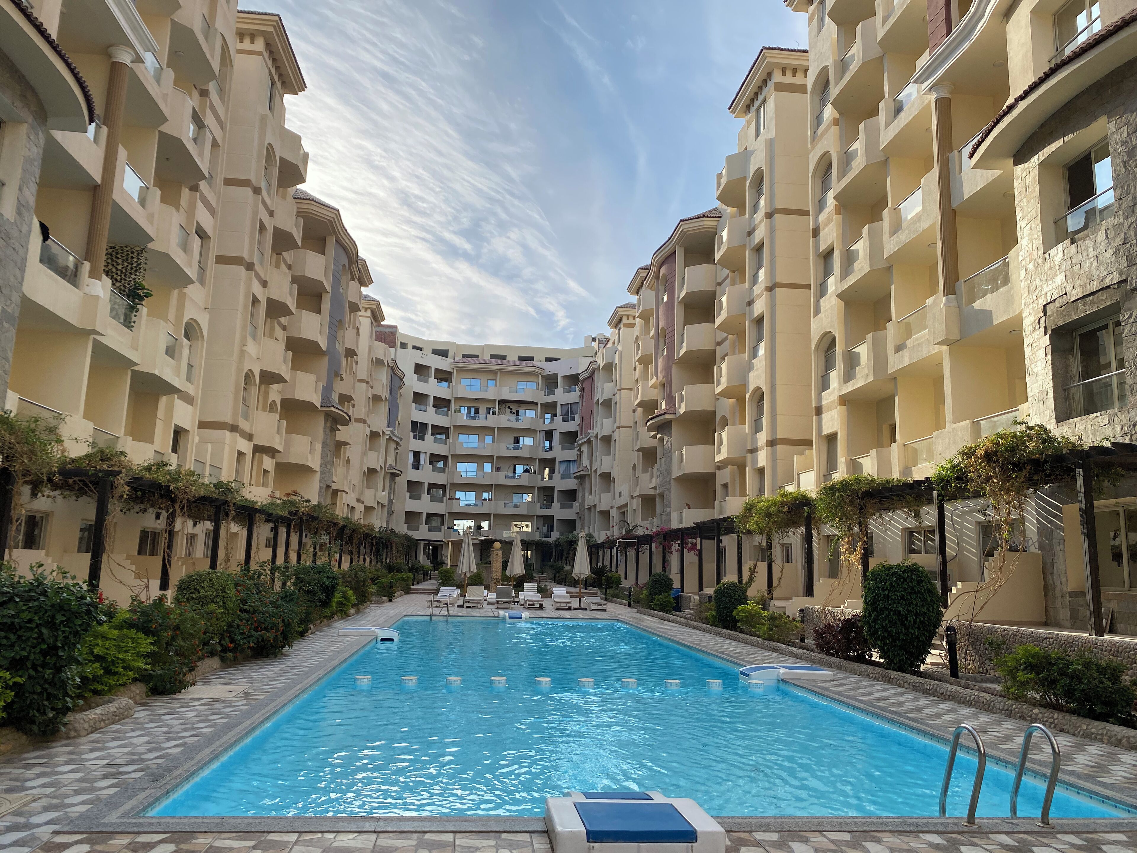 3 piscine all'aperto, cabine incluse nel prezzo, ombrelloni da piscina