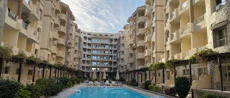 3 piscine all'aperto, cabine incluse nel prezzo, ombrelloni da piscina