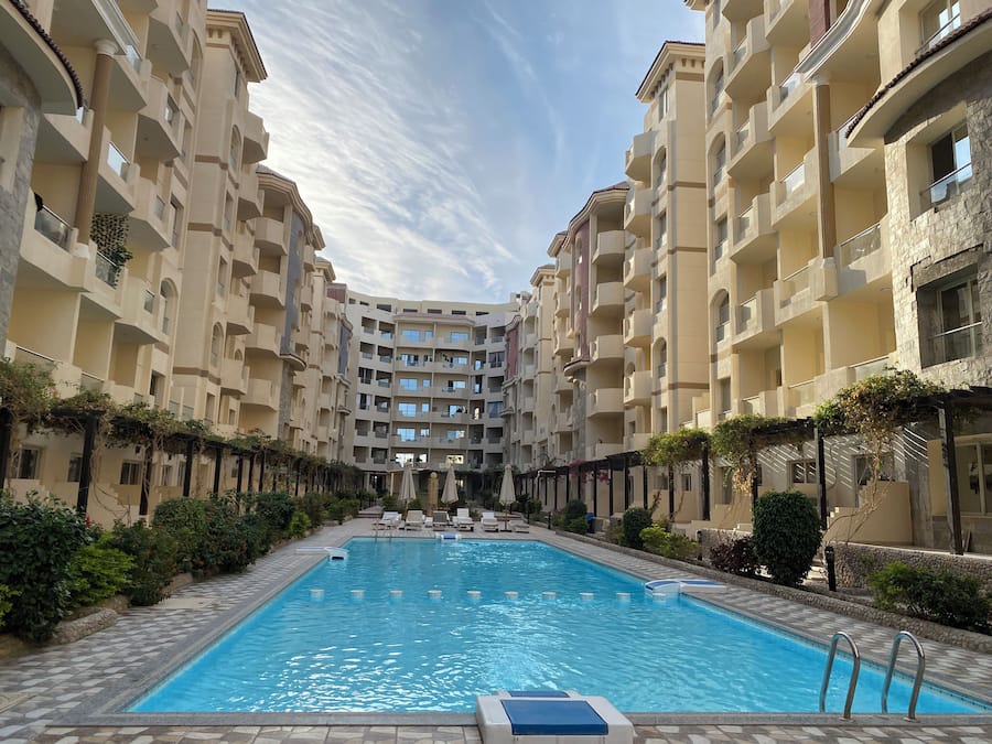 3 piscinas externas, funciona das 9h às 16h, barracas de cortesia