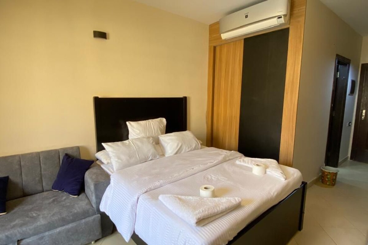 Apartment with Pool View R-F112 | Roupas de cama antialérgicas, escrivaninha