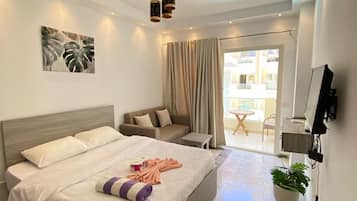 Studio with Garden View R-S103 | Individually decorated, individually furnished, desk, laptop workspace