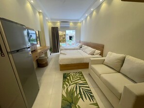 Studio with Pool View R-B03 | Décoration personnalisée, ameublement personnalisé, bureau