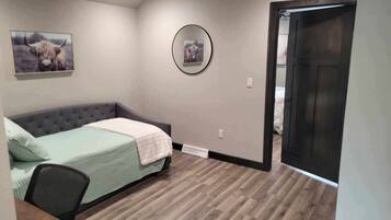 2 bedrooms, iron/ironing board, WiFi, bed sheets