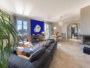 Télévision, cheminée