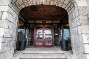 Front of property - The British Hotel (Gatineau)