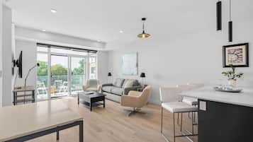 Business Room, 1 Queen Bed with Sofa bed | Living area