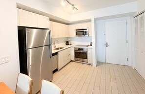 Køleskab, mikrobølgeovn, ovn, kogeplade