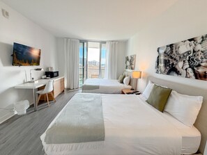 2 habitaciones, escritorio y tabla de planchar con plancha