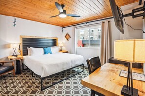 Deluxe Room, 1 King Bed, Non Smoking | Pillow-top beds, desk, laptop workspace, blackout curtains - Highliner Hotel (Anchorage)