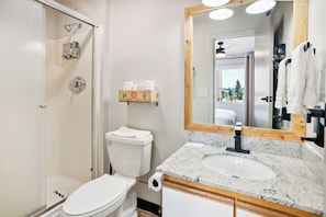 Standard Room, 1 King Bed, Non Smoking | Bathroom | Hair dryer, towels, soap, shampoo