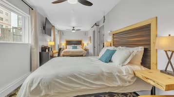 Habitació doble estàndard, 2 llits de matrimoni, no fumadors | Matalassos amb encoixinament addicional i escriptori