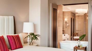 2 dormitorios, caja fuerte, escritorio y tabla de planchar con plancha