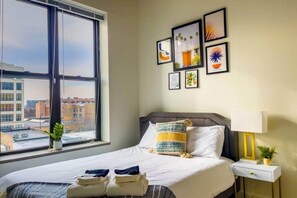 3 bedrooms, iron/ironing board, travel cot, free WiFi - Modern 3BR Corner Suite Near McCormick Place & Soldier Field that Sleeps 10 (Chicago)