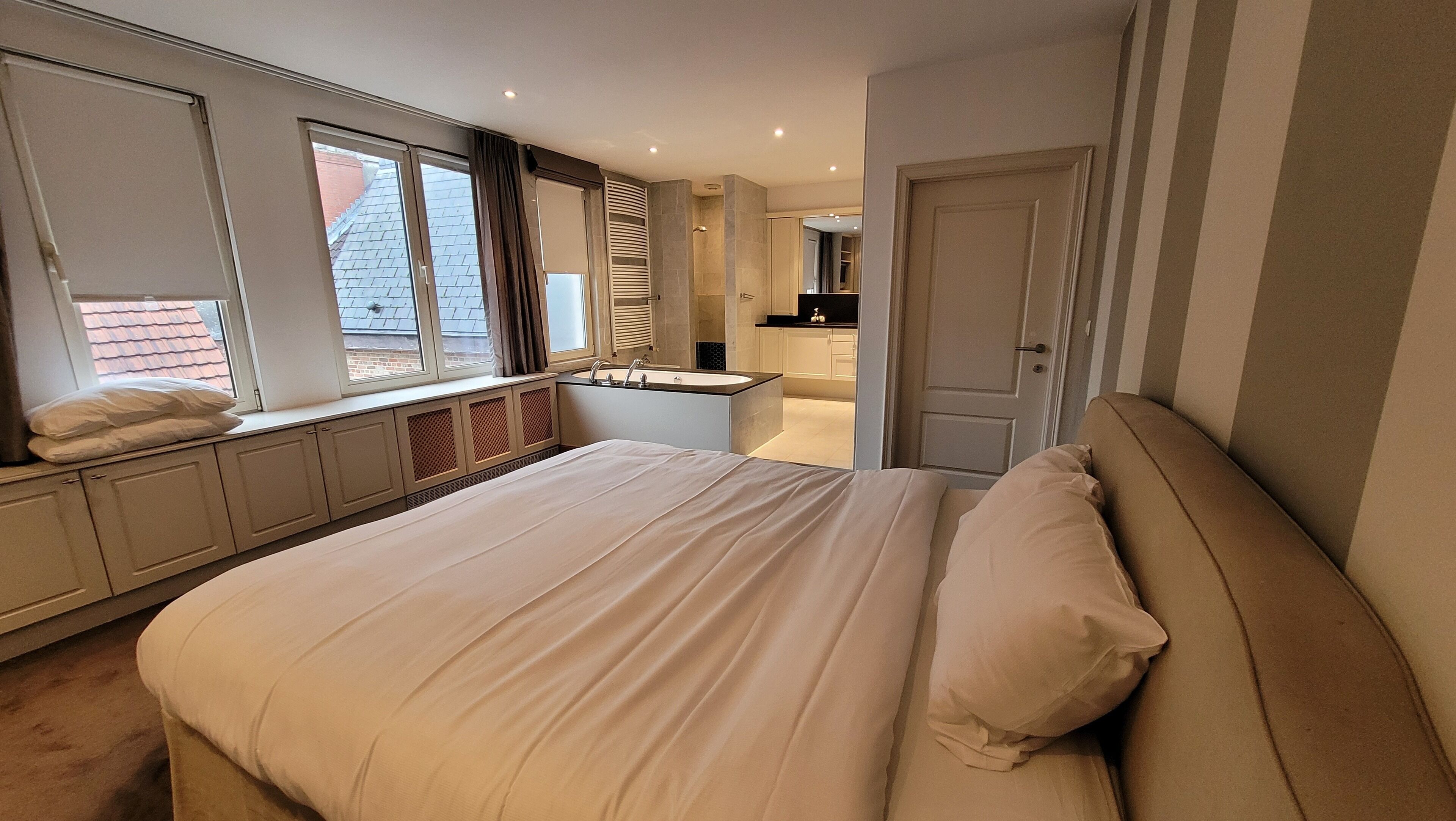 3 slaapkamers, een strijkplank/strijkijzer, wifi, beddengoed