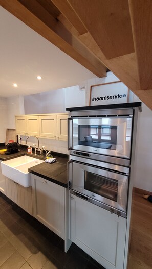 Mikrobølgeovn, ovn, kokeplater og oppvaskmaskin