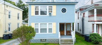 Entire duplex - Two Families - Baseball Complex - 5 minute walk to Downtown