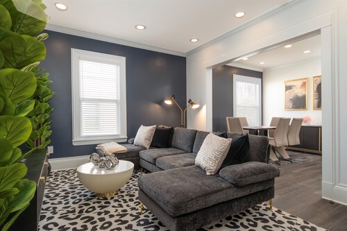 Entire duplex - Two Families - Baseball Complex - 5 minute walk to Downtown