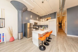 Fridge, microwave, oven, stovetop - Massive Luxury 5BR Loft Near McCormick Place & Soldier Field Good for 12 Guests (Chicago)