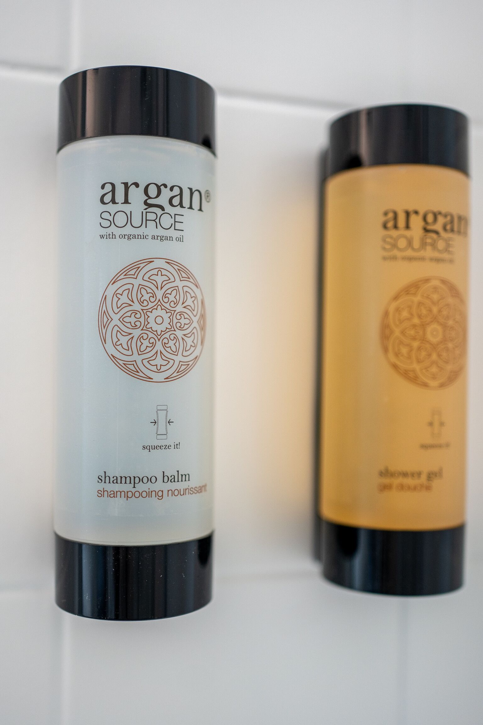 Zwei Flaschen Argan Source Shampoo-Balsam und Duschgel.